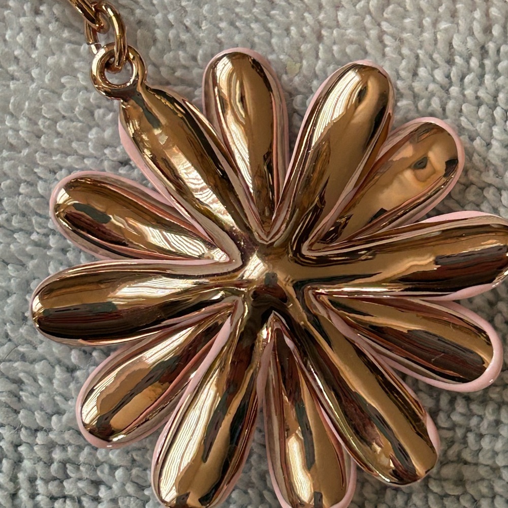 Kate Spade Pink Daisy Keychain with Gold Details - Picture 3 of 9